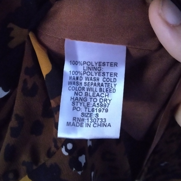 Umgee Leopard Print Long Sleeve Ruffle Shoulder V Neck Dress Size Small - Picture 10 of 10